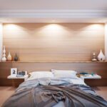 Chambre moderne avec lit, mur bois, étagères, lampes et statue