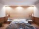 Chambre moderne avec lit, mur bois, étagères, lampes et statue