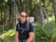 Un homme avec lunettes noires porte un bébé dans un sac dorsal